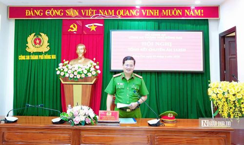 Đại tá Trần Anh Sơn, Phó Giám đốc Công an thành phố, Phó Trưởng Ban Chuyên án phát biểu tại hội nghị.