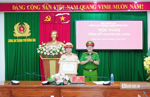 Thừa ủy quyền, Đại tá Trần Anh Sơn, Phó Giám đốc Công an thành phố trao tặng Bằng khen của Chủ tịch UBND thành phố cho tập thể Trạm CSGT Đồng Phú vì có thành tích xuất sắc trong đấu tranh Chuyên án