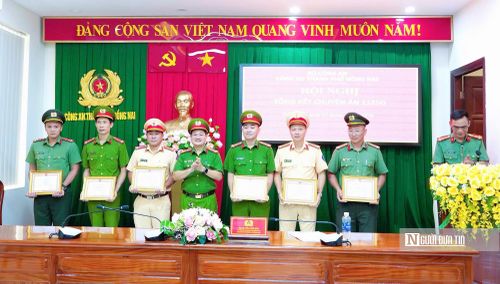 Thừa ủy quyền, Đại tá Trần Anh Sơn, Phó Giám đốc Công an thành phố trao tặng Bằng khen của Chủ tịch UBND thành phố và Giám đốc Công an thành phố cho các tập thể, cá nhân có thành tích xuất sắc trong đấu tranh Chuyên án
