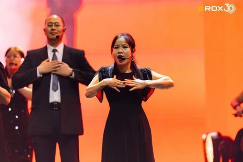 Chị Hoàng Thị Hồng và anh Nguyễn Quang Hưng, đại diện cho những con người thầm lặng góp phần làm nên hành trình 30 năm của ROX Group.