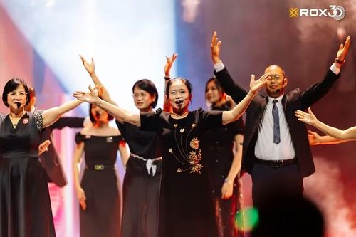 Cô Đào Thị Lộc (giữa) cùng những người đồng hành bền bỉ trên hành trình ba thập kỷ