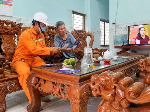 Công nhân Công ty Điện lực Lâm Đồng tuyên truyền an toàn điện, tiết kiệm điện cho người dân. Ảnh: Thiên Phương