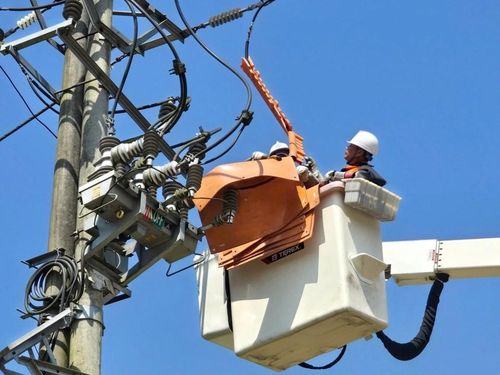 Trong điều kiện thời tiết nắng nóng cực điểm, nhân viên Hotline vẫn sửa chữa điện nóng trên đường dây đang mang điện nhằm bảo đảm cung cấp điện liên tục, hạn chế tối đa gián đoạn cấp điện cho khách hàng. Ảnh: Thúy Hằng/Bnews/Vnanet.vn
