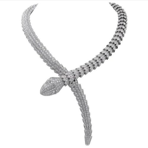 Dua Lipa lựa chọn vòng cổ Serpenti High Jewelry của Bulgari, chế tác từ vàng trắng 18 karat.