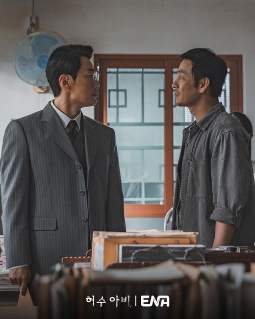 Đây là tác phẩm trinh thám - tội phạm gây chú ý với sự tham gia của Park Hae Soo. Nội dung theo chân cựu thám tử Kang Tae Ju khi anh điều tra chuỗi án mạng liên hoàn tại một vùng quê. Vụ việc có liên quan đến những bí mật kéo dài hơn ba thập kỷ, trong khi hung thủ liên tục sử dụng hình tượng bù nhìn như lời thách thức dành cho cơ quan thực thi pháp luật.