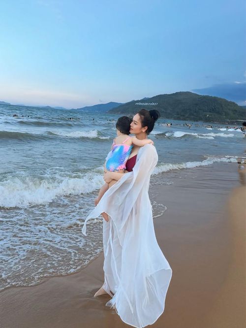 Nhật Kim Anh và con gái.