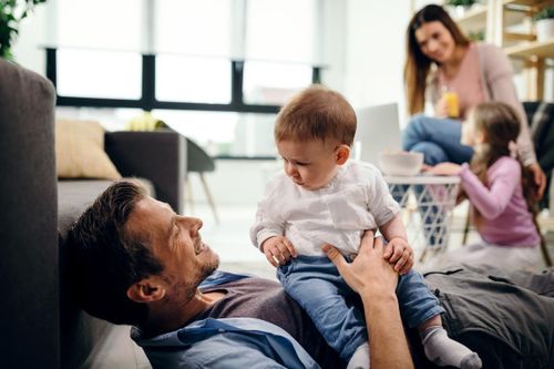 Nghiên cứu tại Mỹ cho thấy, những ông bố có bằng đại học và con nhỏ hiện giảm trung bình 6 giờ làm việc/tuần để đổi lại hơn 4 giờ chăm sóc gia đình, con cái.