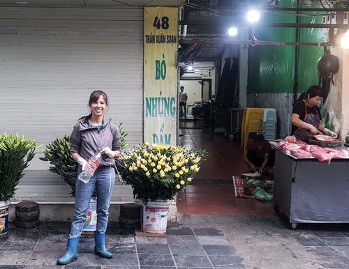 Cô Duyên người làng Tây Tựu bán hoa tươi ở phố Trần Xuân Soạn - Hà Nội