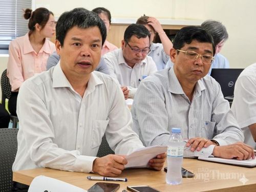 Phó Chủ tịch UBND tỉnh Gia Lai Nguyễn Hữu Quế (đầu tiên bên trái) chia sẻ thông tin
