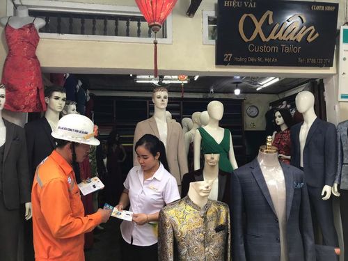 Nhân viên Điện lực Hội An hướng dẫn khách hàng sử dụng điện tiết kiệm, hiệu quả. Ảnh: Điện lực Hội An