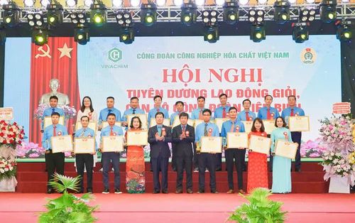 Công đoàn Công nghiệp Hóa chất Việt Nam tuyên dương lao động giỏi, cán bộ công đoàn tiêu biểu.