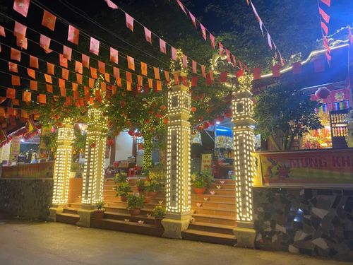 Đền Cây Thị lung linh về đêm.