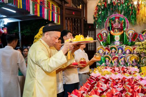 Thủ nhang đồng đền kính cẩn dâng hoa đăng trước khi phát cho Nhân dân và các sĩ tử.