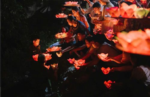 Mỗi ngọn hoa đăng được gửi gắm nhiều ước nguyện.