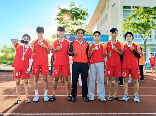 Anh Lê Văn Bằng cùng các học trò giành huy chương tại Giải điền kinh học sinh thành phố Đà Nẵng năm học 2025 - 2026. Ảnh: NGUYÊN KHANG