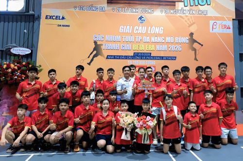Anh Lê Văn Bằng cùng các học trò tham dự Giải cầu lông các nhóm tuổi thành phố Đà Nẵng mở rộng năm 2026. Ảnh: NGUYÊN KHANG