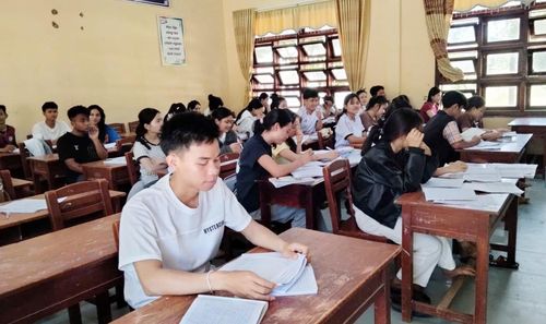 Trường THPT Nguyễn Văn Trỗi (xã La Dêê) duy trì các tiết ôn tập giúp học sinh củng cố kiến thức trong giai đoạn ôn thi. Ảnh: NTCC