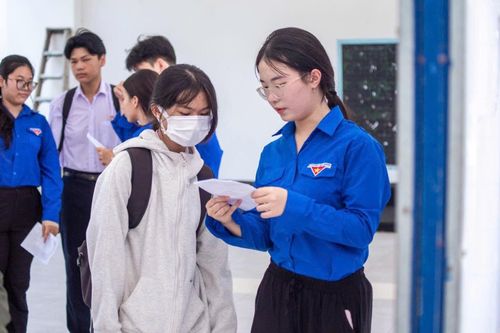 Lực lượng đoàn thanh niên sẵn sàng hỗ trợ thí sinh trong suốt kỳ thi. Ảnh: NGỌC HÀ