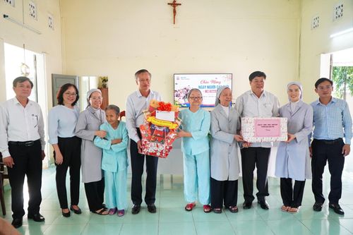 Phó Chủ tịch HĐND thành phố Đoàn Ngọc Hùng Anh (thứ 5, từ trái qua) và lãnh đạo HĐND phường Ngũ Hành Sơn trao quà cho cơ sở Mái ấm tình thương. Ảnh: VINH ANH