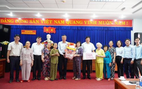 Lãnh đạo HĐND thành phố và HĐND phường Ngũ Hành Sơn trao quà cho Trung tâm Phụng dưỡng người có công cách mạng thành phố. Ảnh: VINH ANH