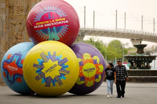 Những quả bóng khổng lồ khuấy động Guadalajara.