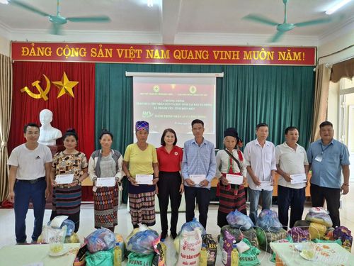 Hội Chữ thập đỏ tỉnh phối hợp với các đơn vị thiện nguyện trao quà cho người dân bản Pa Thơm, xã Thanh Yên.
