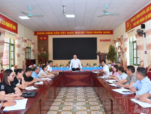 Lãnh đạo xã Nậm Kè quán triệt chủ trương sắp xếp thôn, bản đến cán bộ, đảng viên.