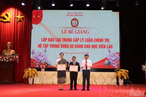 Đồng chí Lê Tiến Dũng, Quyền Hiệu trưởng Trường chính trị tỉnh tặng Giấy khen cho 2 học viên Lào có thành tích trong học tập và rèn luyện.