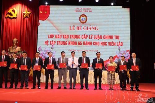 Đồng chí Phạm Thế Xuyên, Phó hiệu trưởng nhà trường trao Bằng tốt nghiệp cho các học viên.