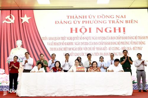 Đại diện các đơn vị thực hiện ký kết giao ước thi đua đặc biệt 500 ngày đêm. Ảnh: Thùy Anh