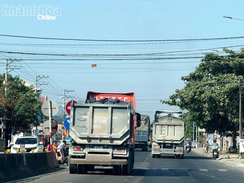 Xe ben đua nhau trên Quốc lộ 1 lấn hết phần đường của các phương tiện khác.