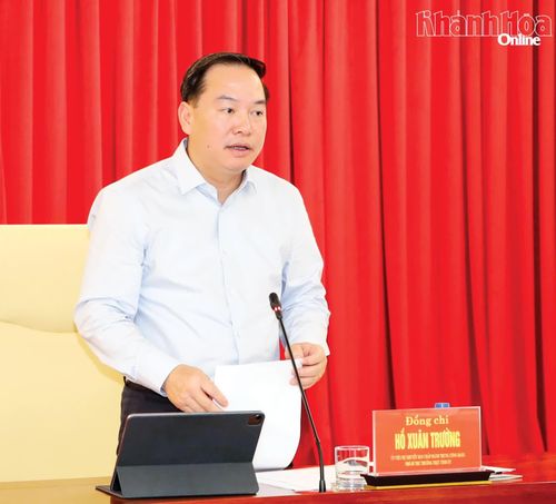 Phó Bí thư Thường trực Tỉnh ủy Hồ Xuân Trường phát biểu kết luận hội nghị.