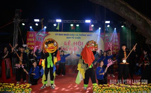 Tiết mục văn nghệ khai mạc đặc sắc tại lễ hội