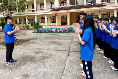 Những đảng viên tuổi 18 là "hạt giống đỏ" của tương lai.