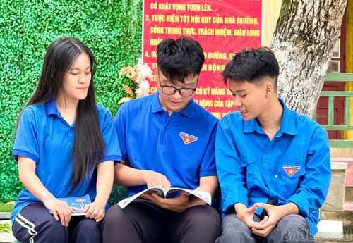 Trương Vũ Hùng (giữa ảnh) luôn nỗ lực phấn đấu trong học tập và rèn luyện.