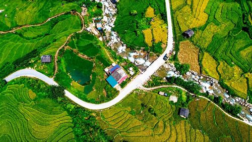 Một góc xã Mường Bo nhìn từ trên cao với hệ thống giao thông được đầu tư đồng bộ, góp phần thúc đẩy phát triển kinh tế - xã hội địa phương.