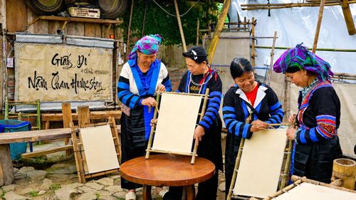 Người dân xã Mường Bo gìn giữ nghề làm giấy thủ công truyền thống, góp phần bảo tồn bản sắc văn hóa dân tộc và phát triển du lịch cộng đồng.