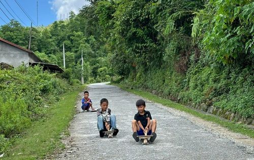 Trẻ em vùng cao Y Tý chơi xe gỗ. Ảnh: Cao Hương