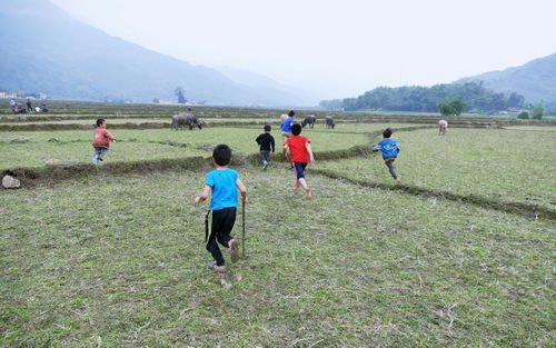  Chạy theo trái bóng tròn trên cánh đồng quê hương. Ảnh: Huy Trường. 