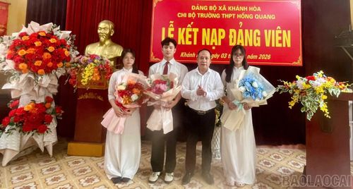 Bí thư Chi bộ Trường THPT Hồng Quang trao Quyết định kết nạp Đảng và tặng hoa chúc mừng đảng viên mới.