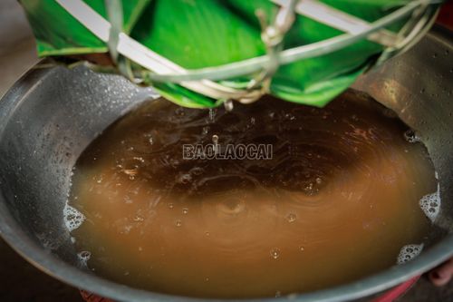 Nước tro được lọc qua bao tải hoặc lớp rơm nếp khô đặt trong sọt tre để loại bỏ tạp chất, thu được phần nước trong có màu vàng óng. Đây là công đoạn quan trọng nhất trong quy trình làm bánh nẳng.