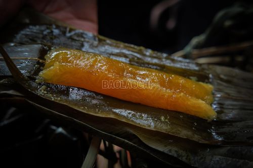 Bánh nẳng có màu vàng cánh gián, dẻo mịn và trong. Khi thưởng thức cùng mật mía, vị ngọt thanh hòa quyện với hương thơm của nếp tạo nên nét ẩm thực đặc sắc của đồng bào Tày Khao ở Đông Cuông.