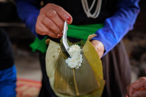 Sau khi ngâm đủ thời gian, gạo được vớt ra để ráo trước khi gói. Những hạt nếp đã thấm đều nước tro trở nên căng bóng, báo hiệu mẻ bánh đạt chất lượng.