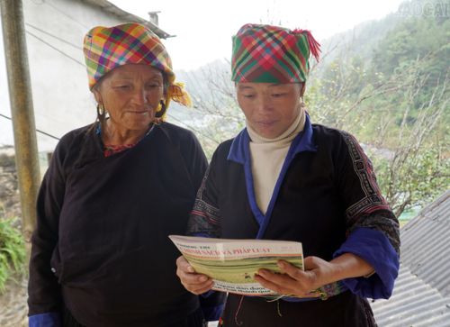 Hội viên phụ nữ xã Lao Chải chủ động tìm hiểu kiến thức qua sách, báo.