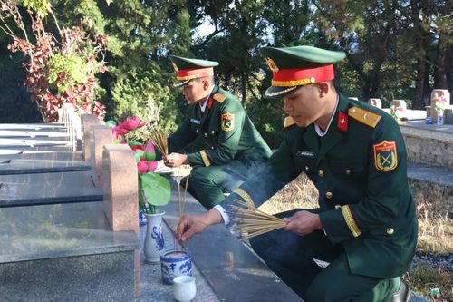 Cán bộ, chiến sĩ lực lượng vũ trang tỉnh tưởng nhớ các anh hùng liệt sĩ. Ảnh Nguyễn Luân