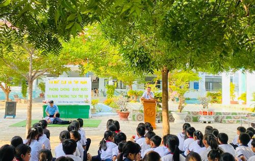 Các trường học của tỉnh Lâm Đồng tập huấn phòng, chống đuối nước cho học sinh. Ảnh: TL