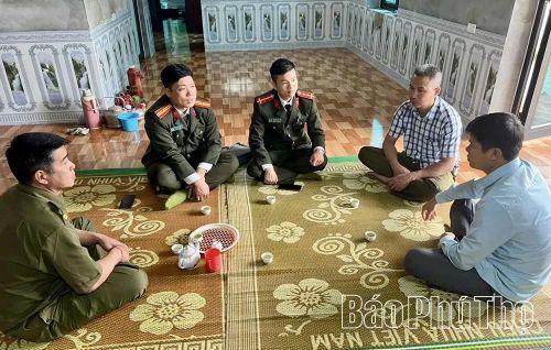 Lực lượng Công an xã Đức Nhàn thường xuyên trao đổi, tuyên truyền pháp luật để dòng họ Xa - Sình - Vi - Quản nắm bắt, thực hiện, góp phần đảm bảo an ninh trật tự.