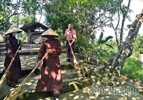 Một góc chùa Đàm Nhan được che mát bởi cây hoa đại hàng trăm năm tuổi.