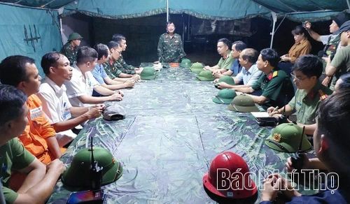 Bộ CHQS tỉnh lập Sở Chỉ huy dã chiến tổ chức tìm kiếm cứu hộ, cứu nạn thời điểm xảy ra sự cố sập cầu Phong Châu.