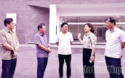 Đồng chí Phó Bí thư Thường trực Tỉnh ủy Bùi Văn Quang kiểm tra công trình trụ sở Báo và phát thanh, truyền hình Phú Thọ.